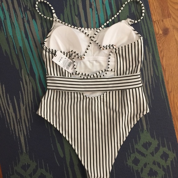 New with tags 👙 - Picture 4 of 6